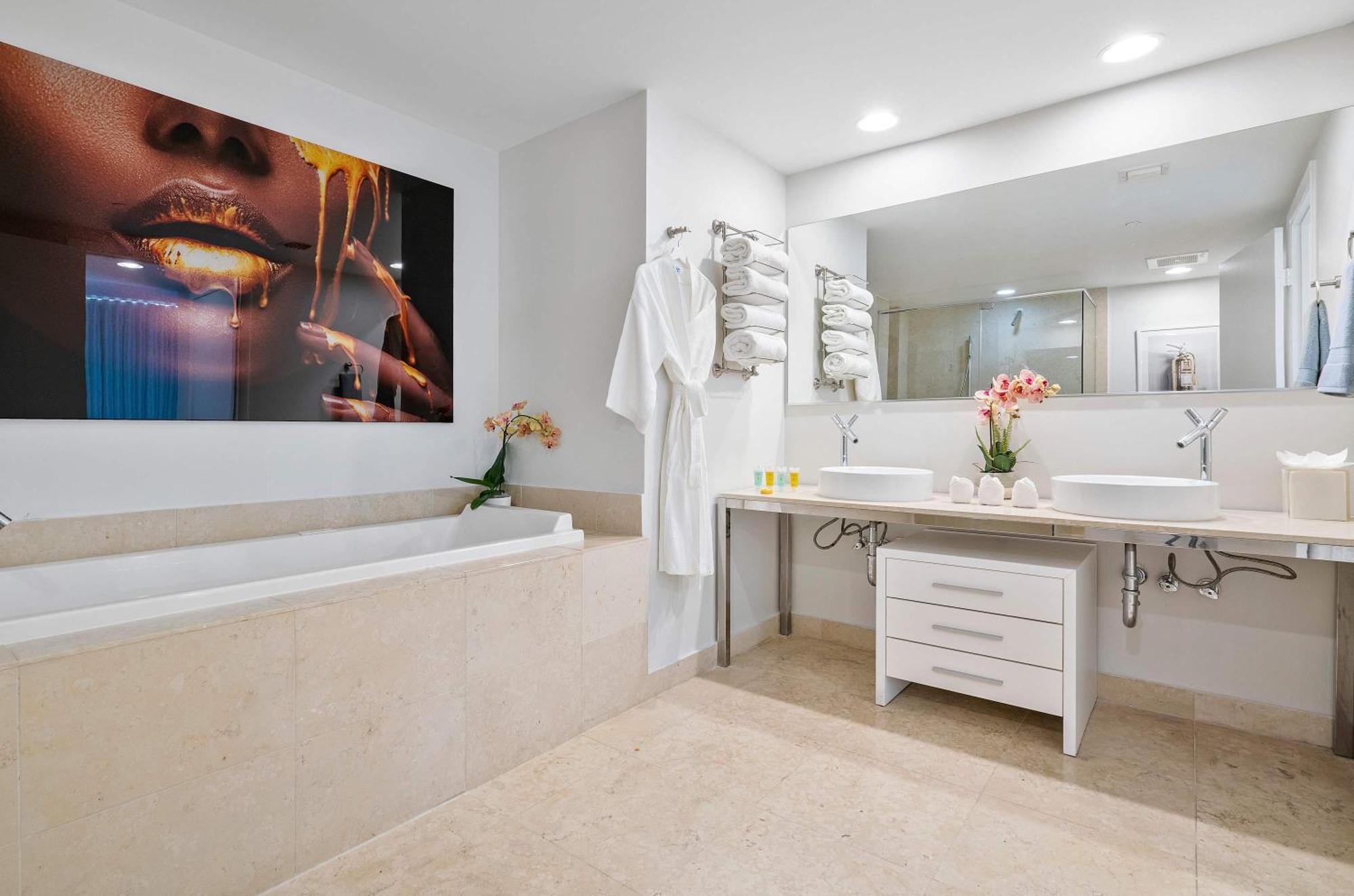 Mvr Living In Brickell Tower Apartment